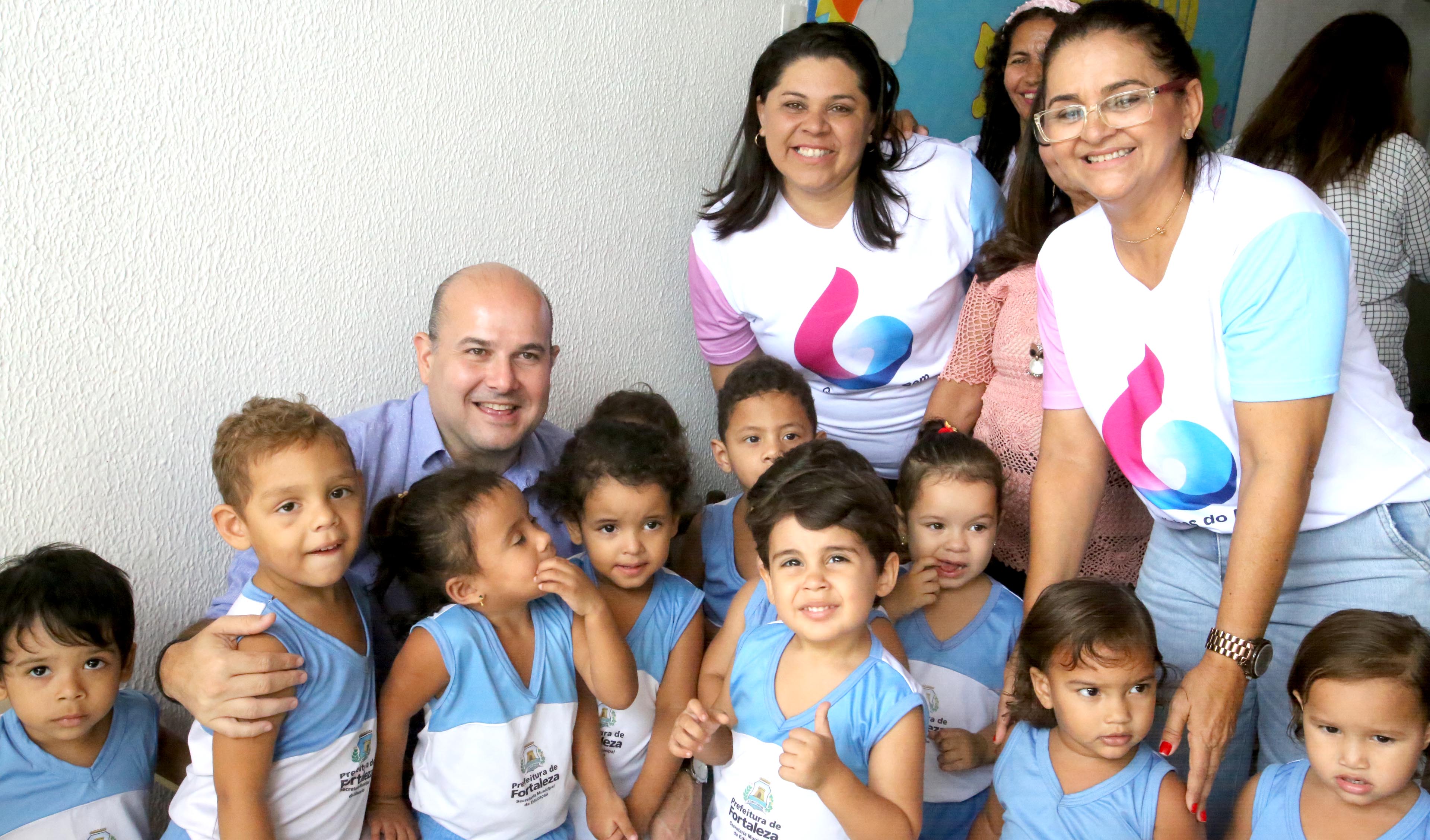 várias pessoas posam para a foto